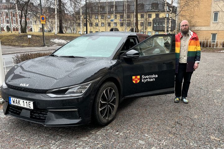 Daniel Degerman med en av bilarna i elbilpoolen.