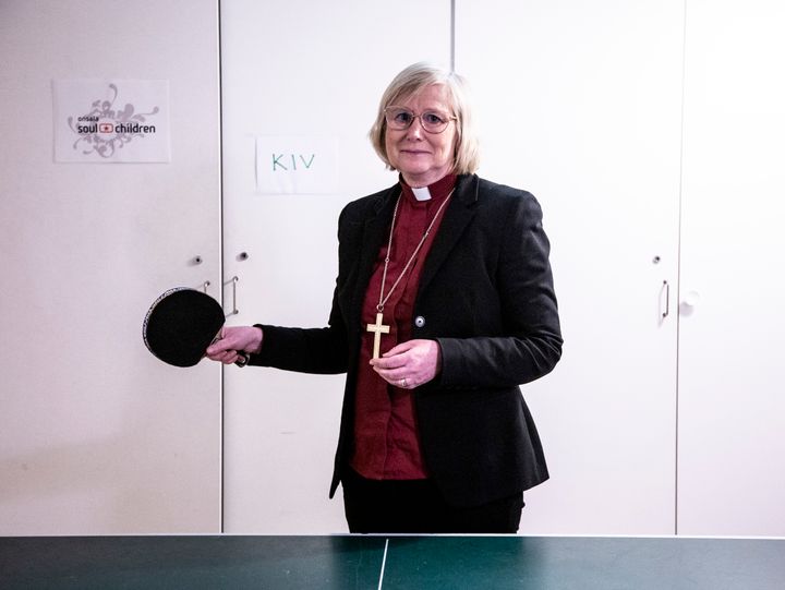 Biskop Susanne spelar pingis.