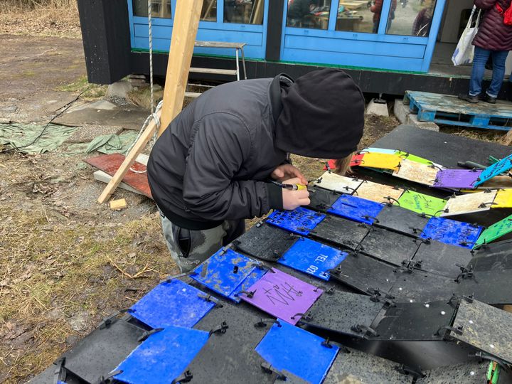 Under vetenskapsfestivalen skapas ett konstverk i plast från fisklådor som samlats upp längs Bohusläns kust.