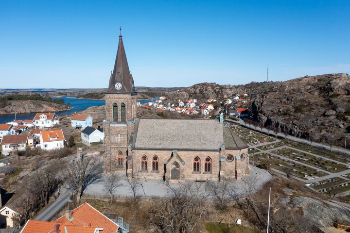 Fjällbacka kyrka beviljas både KAE och KUB för renovering av fasad och fönster samt väggar inne i kyrkorummet.