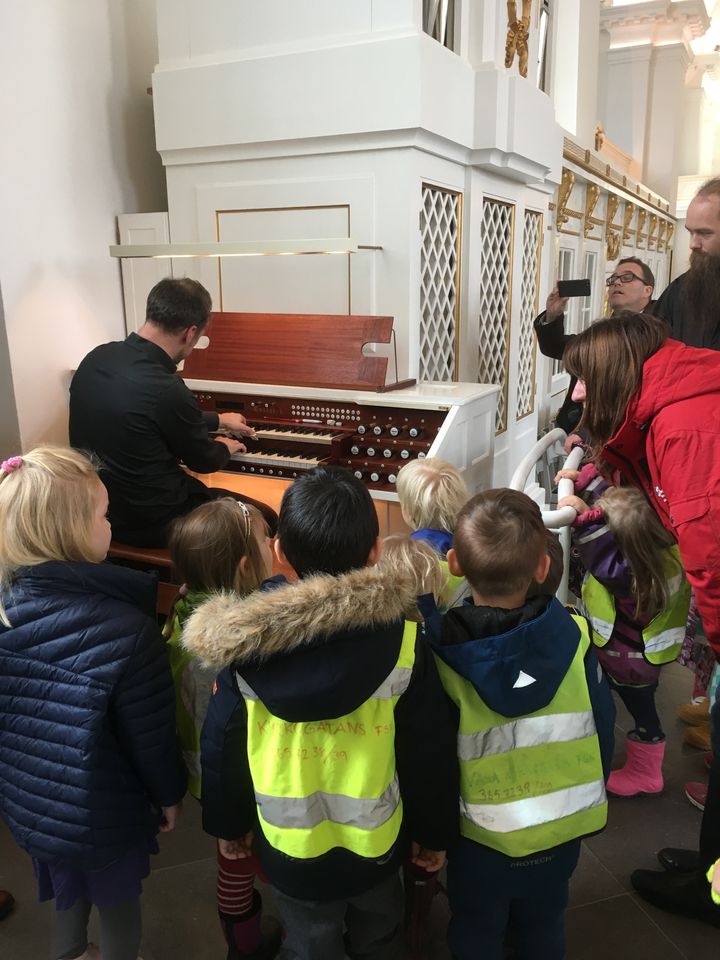 I orgeläventyret hjälps organist och berättare åt att levandegöra en berättelse från den kristna traditionen med text och orgelmusik.
