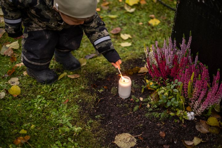 I allhelgonatid är det många som besöker kyrkogårdar och begravningsplatser för att tända ljus och minnas anhöriga som dött.