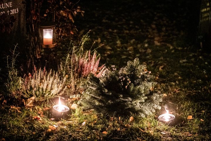 I allhelgonatid är det många som besöker kyrkogårdar och begravningsplatser för att tända ljus och minnas anhöriga som dött.