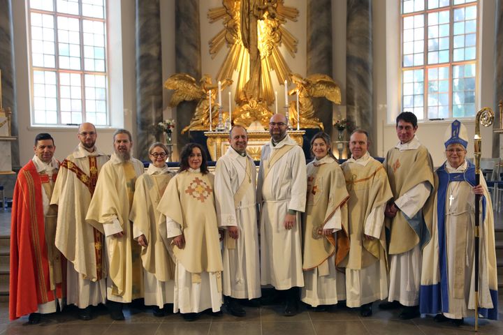 Domprost Stefan Hiller, prästerna Emil Svensson, Jonas Albihn, Elisabeth Laasonen Belgrano och Sylwia Valleberger, diakonerna Mats Samuelson och Simon Danielsson, prästerna Elina Sjöwall, Tommy Brandt och Henrik Lange samt biskop Susanne Rappmann.