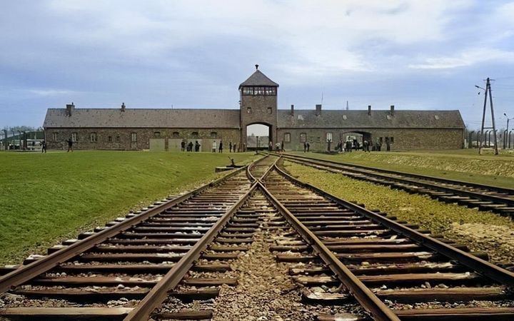 Auschwitz var det största av Nazitysklands koncentrations- och förintelseläger. Lägret var verksamt från 1940 till januari 1945.