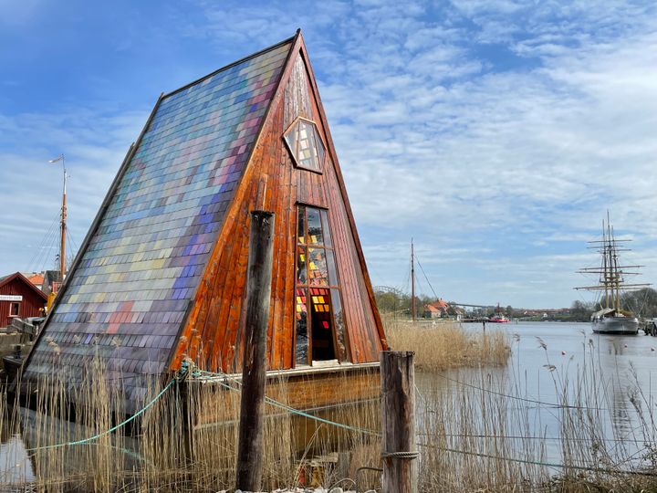 Flytande katedral på vattnet förtöjd i hamn.