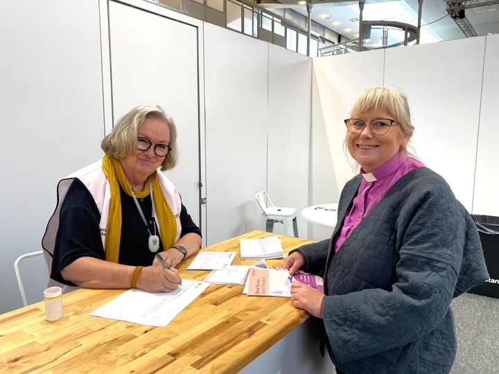 Göteborgs stifts biskop Susanne förtidsröstar i Nordstan i Göteborg.