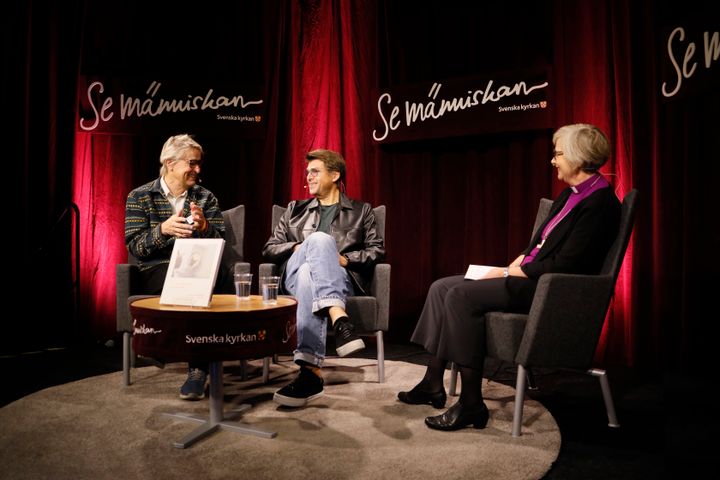 Biskop Susanne samtalar med Lars Lerin och Niklas Stömstedt under Bokmässan 2022.