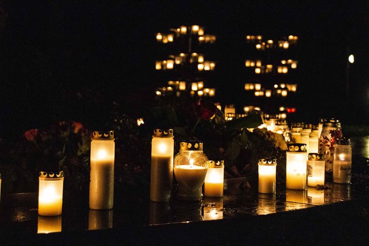 Gravljus lyser upp kyrkogård