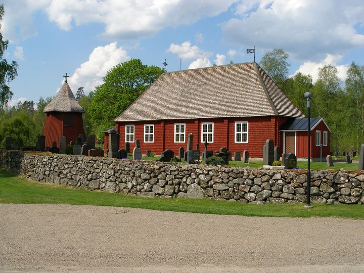Nösslinge kyrka, från 1688, i Halland får bidrag för omläggning och tjärning av tak och fasad.