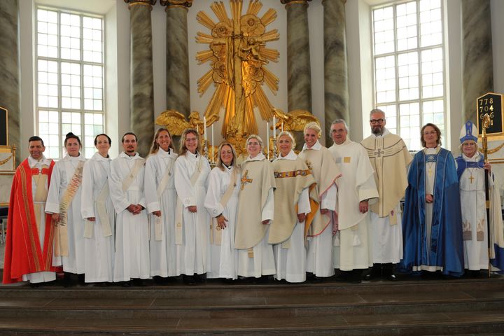 Domprost Stefan Hiller, diakonerna Sara Gunge, Anna Skoog, Martin Johansson, Sofia Rydell, Carina Andersson och Sara Beran Peterson, prästerna Andrea Bruzelius, Sofia Gustavsson, Cecilia Stenhede, Jadran Jelovcic och Daniel Johansson samt biskop Kari Mangrud Alvsvåg (Borg bispedömme) och biskop Susanne Rappmann. (foto: Torgny Lindén)