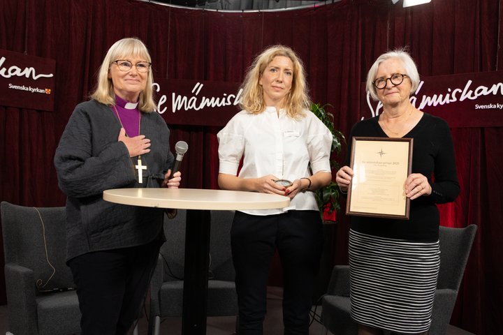 Se människan-priset 2025 gick postumt till Per Svensson och togs emot av hans hustru Ann-Sofi Ljung Svensson och dotter Amanda Svensson. Biskop Susanne Rappmann (t.v.) delade ut priset. (foto: Mikael Ringlander)