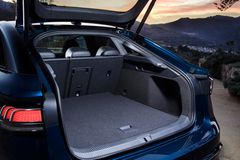 I det stora bagageutrymmet ryms bagage med en total volym på upp till 532 liter (vid nedfällt baksäte: 1 586 liter).