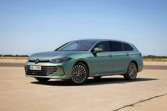 Nya Passat Sportscombi eHybrid i Elegance-utförande.