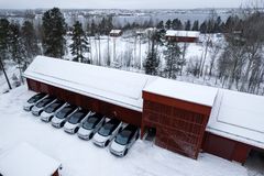 Åtta ID.4 GTX kopplas via solcellsanläggningen upp mot elnätet och kan nu bidra till att balansera kraftnätet.
