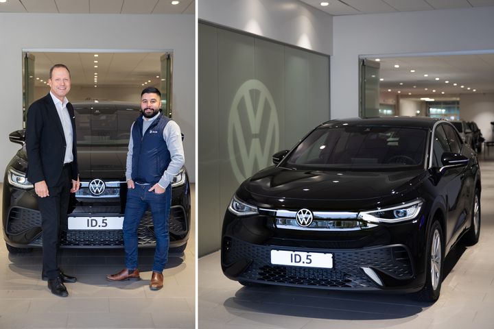 Sten Forsberg, chef Volkswagen Sverige, och David Skännestig, säljare på Din Bil Volkswagen Täby, levererar den 55 555:e ID.-bilen – en ID.5 Pro med 286 hk.