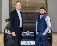 Sten Forsberg, chef Volkswagen Sverige, och David Skännestig, säljare på Din Bil Volkswagen Täby.