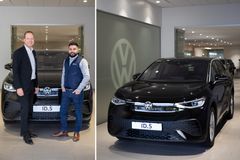 Sten Forsberg, chef Volkswagen Sverige, och David Skännestig, säljare på Din Bil Volkswagen Täby, levererar den 55 555:e ID.-bilen – en ID.5.