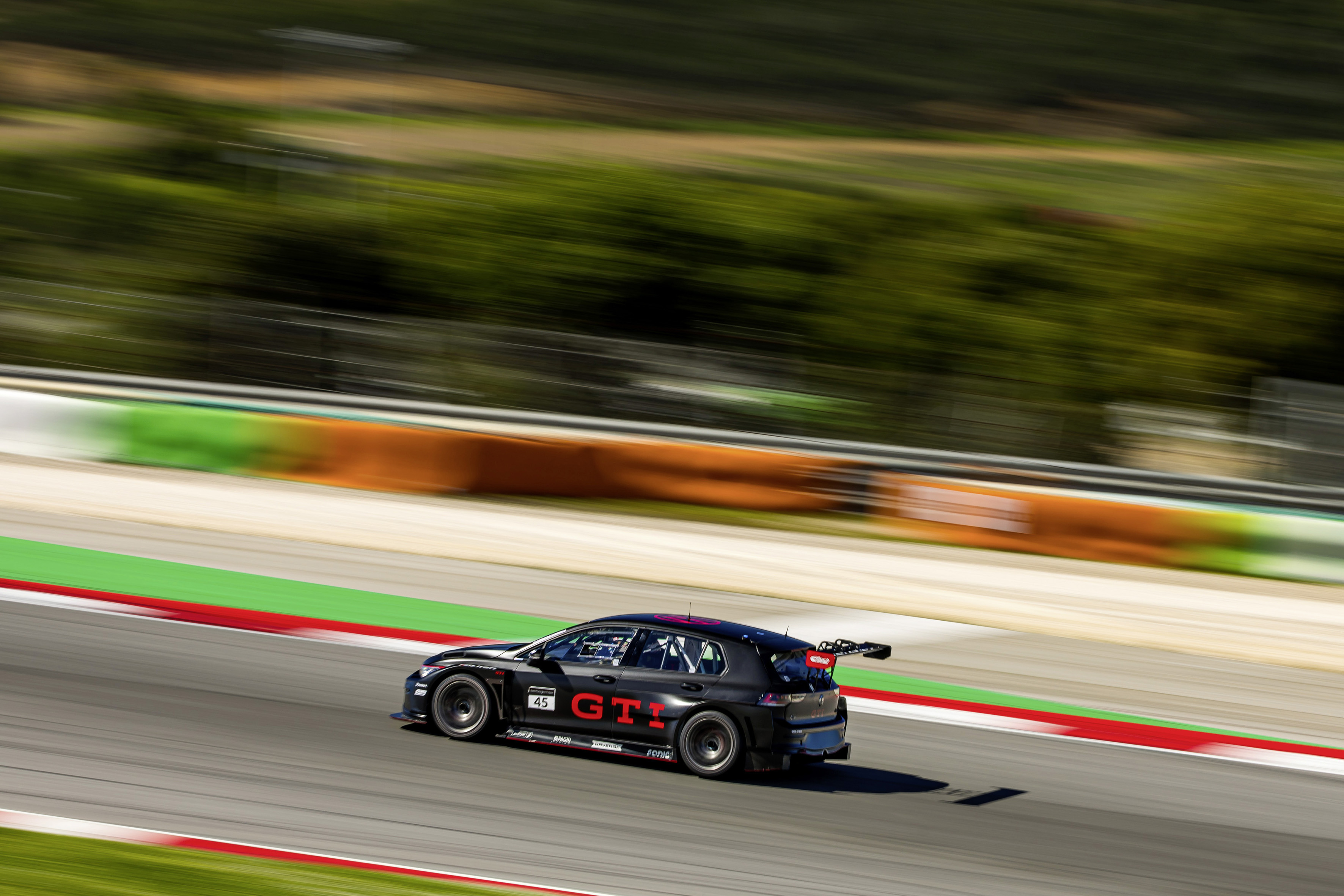 Volkswagen firar GTI-världspremiär med fansen vid 24-timmarsloppet på Nürburgring
