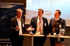 Sten Forsberg, Sverigechef Volkswagen Personbilar, Johan Lindehag, VD Ellevio och Johan Uhlin, VD Scania Sverige. Foto: Stockholms Stad