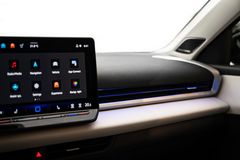 Tygmaterial och mjuka ytor på instrumentpanelen.