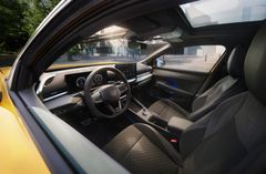 Interiören har uppgraderats och imponerar med hög kvalitet, mjuka ytor och innovativ teknik.