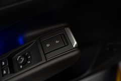 Det invändiga dörrhandtaget har fått en ny design: för att öppna dörren greppar föraren och passagerarna det silversvarta handtaget som är integrerade i dörrarmstöden och drar det uppåt.