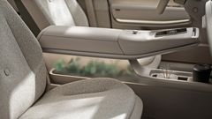 Växtmotiv på bildskärmarna och riktiga växter i den optiskt svävande mittkonsolen förstärker trivseln.