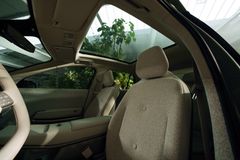 Interiören övertygar med en hög materialkvalitet och känsla, inklusive tygklädda ytor.