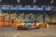 Polo firar 50 år i Harlekin-färgerna Ginster Yellow, Flash Red, Pistachio och Chagall Blue.