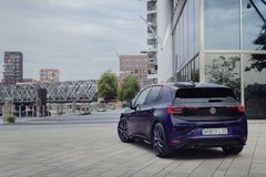 Den senaste generationens LED-baklyktor har tonats exklusivt för specialmodellen.