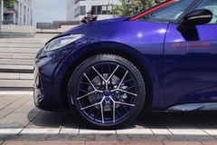 De 20 tum stora Locarno-fälgarna är lackerade i Ultra Violet Metallic anodiserad lack med glanspolerad finish på ekrarna och en röd GTX-centrumkåpa.