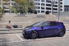 ID.3 GTX FIRE+ICE är en nytolkning av 1990-talets ikoniska specialmodell Golf II Fire and Ice.