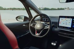 Ratten, instrumentpanelen, dörrpanelerna och golvmattorna har fått en personlig prägel med färgade sömmar och logotyper.