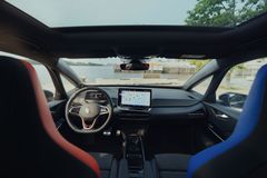 Interiören har ett tvåfärgat färgkoncept: Accentfärgen ”On Fire Red” på stolarna och dekorsömmarna på förarsidan, medan stolarna och interiören på passagerarsidan har designelement i ”Keep Cool Blue” för is.