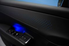 Ambientebelysningen lyser upp interiören genom perforerade konstläderytor.