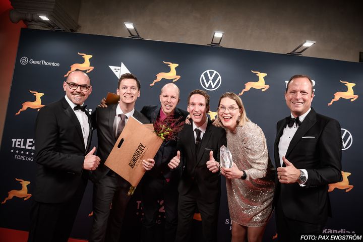 Sten Forsberg (längst till höger på bilden), chef Volkswagen Personbilar, fick förra året äran att dela ut 2024 års ”Impactgasell" till Axessibility Lab.