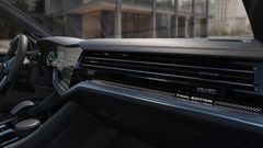 Texten "FINAL EDITION" syns i instrumentpanelens belysta dekor.