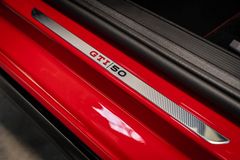 Utvändigt sitter GTI 50-logotypen på takspoilern och på insidan av ytterbackspeglarna. Andra exklusiva detaljer är speciella instegslister, ett svartlackerat tak, svarta ytterbackspegelkåpor och svarta slutrör på avgassystemet.