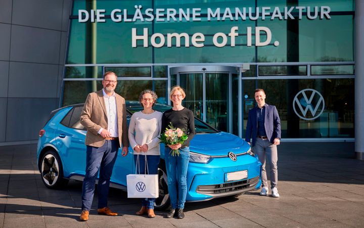 Den här veckan överlämnades jubileumsbilen, en ID.3, till kunden Kirsten Vormbrock vid Transparent Factory i Dresden.