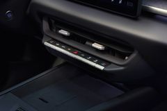 Centrala klimatfunktioner – temperaturreglering, fläkt, klimatanläggning på/av, klimatautomatik, cirkulationsluft, vindruteuppvärmning, bakruteuppvärmning – är separat integrerade i en knapplist på mittkonsolen