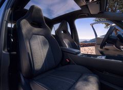 Robusta och klädda mittarmstöd mellan föraren och passageraren fram samt helt nydesignade klädseltyger för säten och dörrar säkerställer att interiören i ID.3 Neo förmedlar känslan av att sitta i en bil i nästa högre klass.