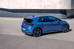 Taket, bakspoilern och bagageluckan lackerade i bilens kulör, vilket gör att ID.3 Neo ser längre, plattare och mer dynamisk ut.