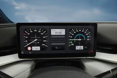 I retrovyn finns en klassisk hastighetsmätare till vänster och till höger en effektmätare istället för en varvräknare.