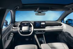 Digital Cockpit med en diagonal på 26,0 cm/10 tum är placerad i en visuell axel. Pekskärmen till det nya infotainmentsystemet Innovision, med en bildskärmsdiagonal på 32,77 cm/13 tum, är placerad centralt på instrumentpanelen.