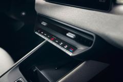 Centrala klimatfunktioner är separat integrerade i en list med lättåtkomliga knappar i mittkonsolen.