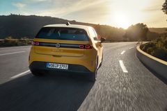 I Sverige blir det rekommenderade cirkapriset från 320 900 kronor för instegaren.