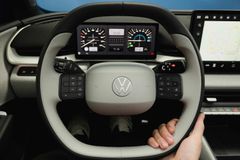 Även multifunktionsratten med sina överskådligt placerade knappsatser har fått en helt ny design. Själva ratten är avfasad upptill och nedtill (klockan 12 och 6).