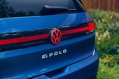 I IQ.LIGHT-versionen av baklyktorna har de båda yttre, nästan rektangulära LED-elementen en 3D-optik. På så sätt ser de ut att sväva fritt i bakpartiet. I IQ.LIGHT-versionen är även de tvärgående banden i bakljusbalken och VW-logotypen belysta. (beroende på utrustning).