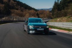 Med en varvtid på 07:44,523 minuter på Nürburgring Nordschleife slår Volkswagen Golf GTI EDITION 50 det tidigare rekordet för framhjulsdrivna serietillverkade bilar.